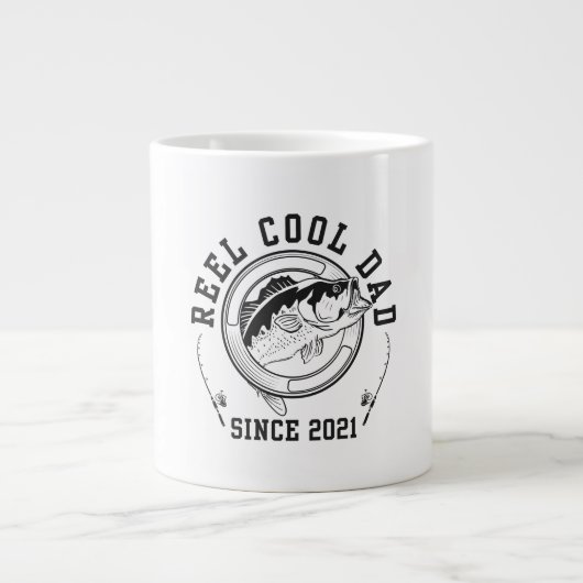 面白い釣りの引用 Reel Cool Dad Since 2021 ジャンボコーヒーマグカップ (正面)