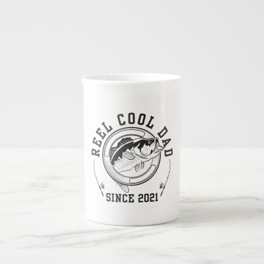 面白い釣りの引用 Reel Cool Dad Since 2021 ボーンチャイナマグカップ (正面)