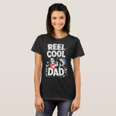 面白い釣り好きのパパのグラフィック「REEL COOL DAD」誤植 Tシャツ (正面フル)