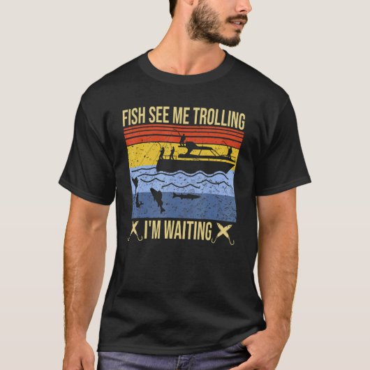 面白い釣り 見てる 釣り人のイタズラ待ち 釣り Tシャツ (正面)