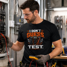 面白い電気技師Tシャツ 私は推測しません、私はテストします