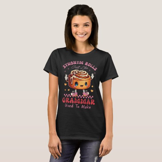 面白い類義語ロール 笑いのシナモンロール 文法駄洒落 Tシャツ (正面フル)