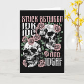 面白い骷髅がIDK IDC IDGAFのハロウィンに挟まれる カード (黄色い花)
