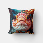 面白い魚とサンゴのクローズアップ クッション (正面)