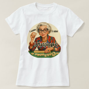 面白い麻雀プレイヤーおばあちゃんのイラストTシャツ Tシャツ