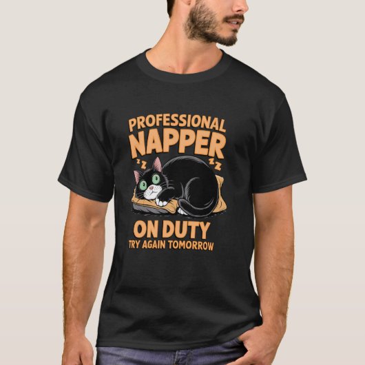 面白い黒猫の昼寝ユーモア 怠け者で寝るのが好きな人 Tシャツ (正面)