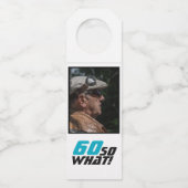 面白い60歳だから何?名言 フォト 60歳の誕生日 ボトルネックタグ (裏面)