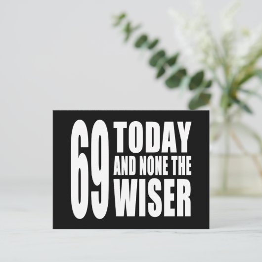 面白い69歳の誕生日 : 今日で69歳、まだ気づいてないらしい ポストカード (スタンド正面)
