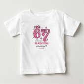 面白い7歳の誕生日 | 「6歳から7歳へ」パーティー ベビーTシャツ (正面)