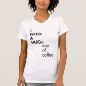 面白い コーヒーを大容量カップで飲みたい タイポグラフィーデザイン Tシャツ (正面)
