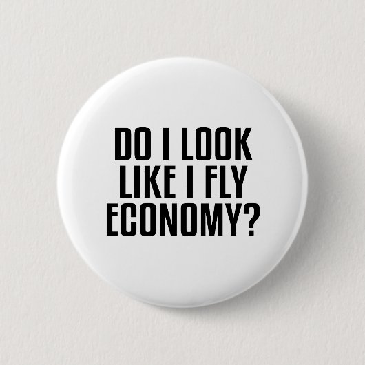 面白い！ファーストクラスで旅行中 私はエコノミーに見えますか 缶バッジ (正面)
