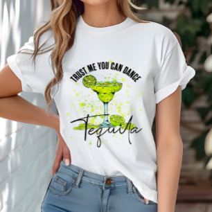 面白い 信じて あなたはテキーラを踊ることができる Tシャツ