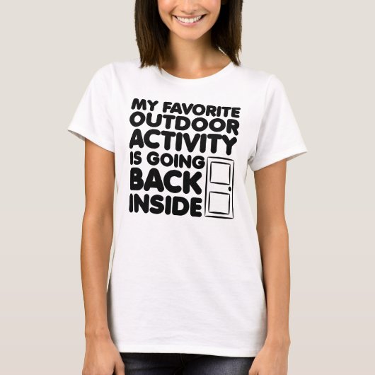 面白い 外でするのが好きなことは家に入ること Tシャツ (正面)