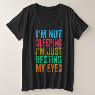 面白い　寝てなんかいない　ただ目を休めてるんだ プラスサイズTシャツ