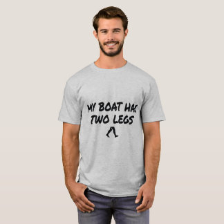 面白い 私のボートには2本の足がある バンクフィッシング Tシャツ