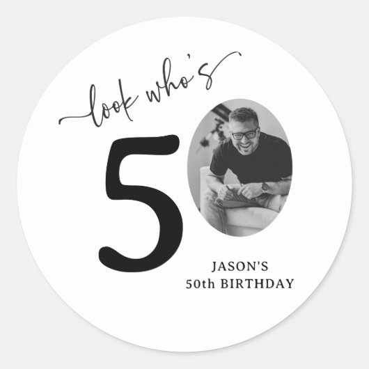 面白い「誰が50歳?」おしゃれな50歳の誕生日 ラウンドシール (正面)