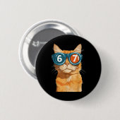 面白い 67 オレンジの猫のミーム 六 七 一緒にいるネコ M 缶バッジ (正面&裏面)