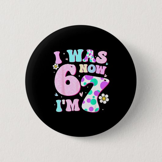 面白い 67 メメ 7歳の誕生日おめでとう 女の子 6歳から7歳に  缶バッジ (正面)