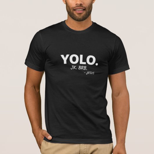 面白い "YOLO. JK. BRB." サラシックなテキストTシャツ Tシャツ (正面)