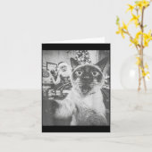 面白いAIシャム猫のサンタクロースとのセルフィー カード (黄色い花)