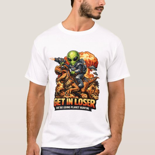 面白いSFファンタジーミームアート エイリアンが恐竜に乗る Tシャツ (正面)