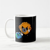 面白Tシャツ 太陽の皆既日食 コーヒーマグカップ (左)