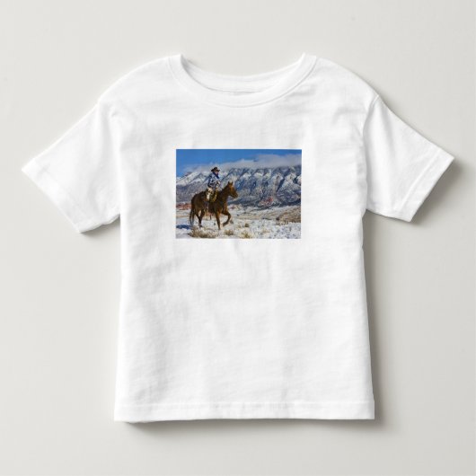 革のカウボーイ・チャップスを履いた馬上のカウボーイ トドラーTシャツ (正面)