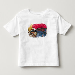 革のチャップスを履いた馬上のカウボーイ トドラーTシャツ