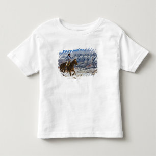 革のチャップスを履いた馬上のカウボーイ トドラーTシャツ