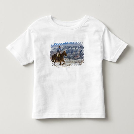 革のチャップスを履いた馬上のカウボーイ トドラーTシャツ (正面)