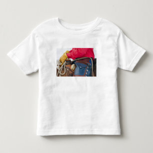 革のチャップスを履いた馬上のカウボーイ トドラーTシャツ