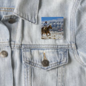 革のチャップスを履いた馬上のカウボーイ 缶バッジ (インサイチュ)