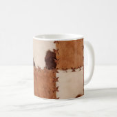 革のパッチワークテクスチャの背景を閉じます。 コーヒーマグカップ (正面右)