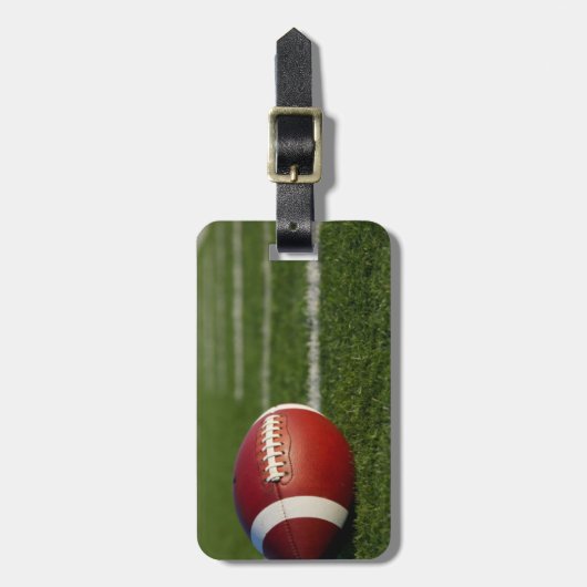 革バンドが付いているフットボールの荷物のラベル ラゲッジタグ (正面縦)