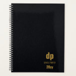 革モダンのルックブラック&金ゴールドモノグラムの プランナー手帳<br><div class="desc">レザールモノグラムのックプランナー – 年度（新年、会計年度、学年、新しいベンチャーまたはプロジェクトなど）のいつでも使用できる状態で、日付が設定されていません。 このシンプルテンプレートモダンでは、イニシャルパーソナライズされたの色タイポグラフィが付いた革のプリントが黒色で表示され、デザイン、名前、年をするが用意されています。また、を使用しカスタマイズて、を入手することもできます。プロフェッショナル、ロミニマルゴスタイルモノグラムを使ったスタイル – ホームオフィスのビジネススクールや大学に最適。</div>