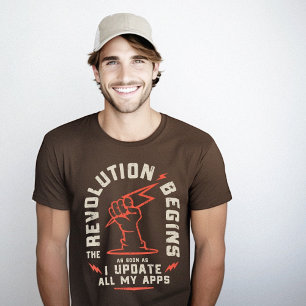 革命がアプリの更新を開始ギーク皮肉 Tシャツ