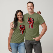 革命家によって上げられる握りこぶしの抗議のTシャツ Tシャツ (ユニセックス)