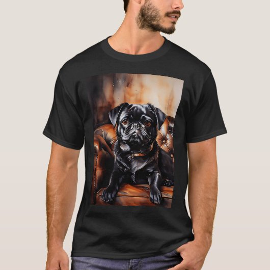 革張りのソファでくつろぐ黒いパグ Tシャツ (正面)