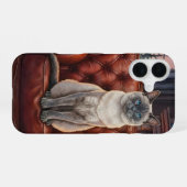 革張りの椅子に座るブルーポイントのシャム猫 iPhone 16ケース (裏面横)
