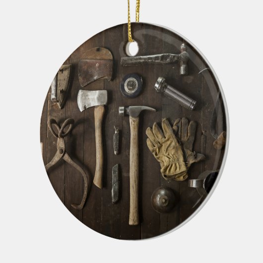 革新のテーマの、木の大工仕事の便利屋およびT セラミックオーナメント (左)