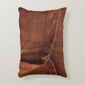 革紐およびバックルが付いているブラウンのスエード アクセントクッション (正面(垂直))