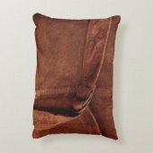 革紐およびバックルが付いているブラウンのスエード アクセントクッション (裏面(縦))