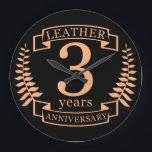 革3年結婚記念 ラージ壁時計<br><div class="desc">3年間の祝結婚のデザイン。このデザインは黒い背景にタンレザー色の月桂樹デザインを付けている。レザーは伝統的この大事な行事の贈り物。文字読レザー3周年。結婚祝3年目のロマンチックなデザイン。このもしデザインの救済下に連絡頼カスタマイズ、彼らはこの文字の下にあるデザイナーのボタンです。</div>