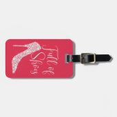 靴でいっぱいのデザイナーピンク ラゲッジタグ (正面横)