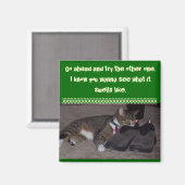 靴に顔を入れた猫 マグネット (正面/裏面)