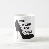 靴のために働きます コーヒーマグカップ (中央)