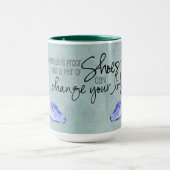 靴はあなたの人生を変えることができる – ティール(緑がかった色)マグ マグカップ (中央)