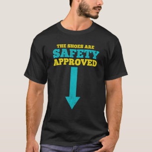 靴は安全承認された同僚チームの仕事 Tシャツ