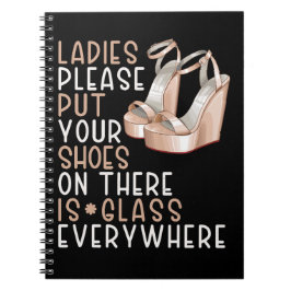 靴を婦人用に置くとガラスがあちこちにある ノートブック