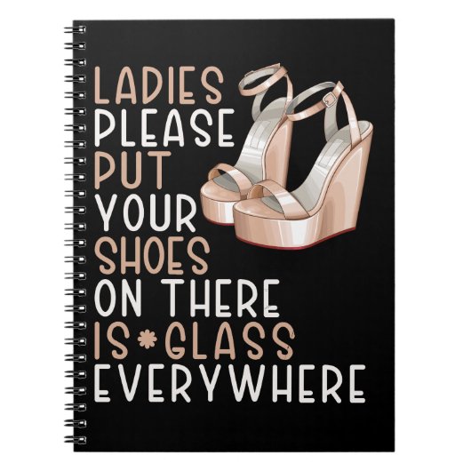 靴を婦人用に置くとガラスがあちこちにある ノートブック (正面)